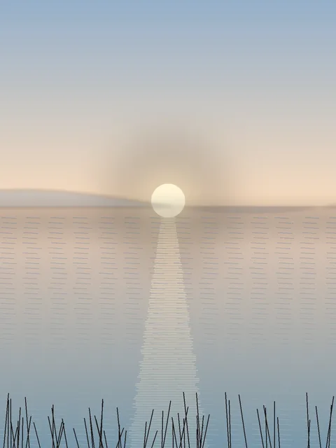 湖面に昇る朝日と、その光が水面を手前まで一直線に照らす反射の道。空と水は淡いオレンジと青のグラデーションで、水平線には薄い靄がかかっている。手前には葦のシルエットが並ぶ。